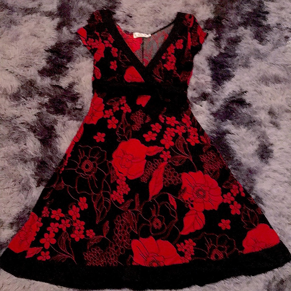 Trixxi Red and Black Floral Short Sleeve Dress Size Medium